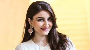 How tall is Soha Ali Khan?